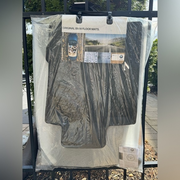 BMW 7er All Weather Floor Mats - Front - Picture 1 of 5